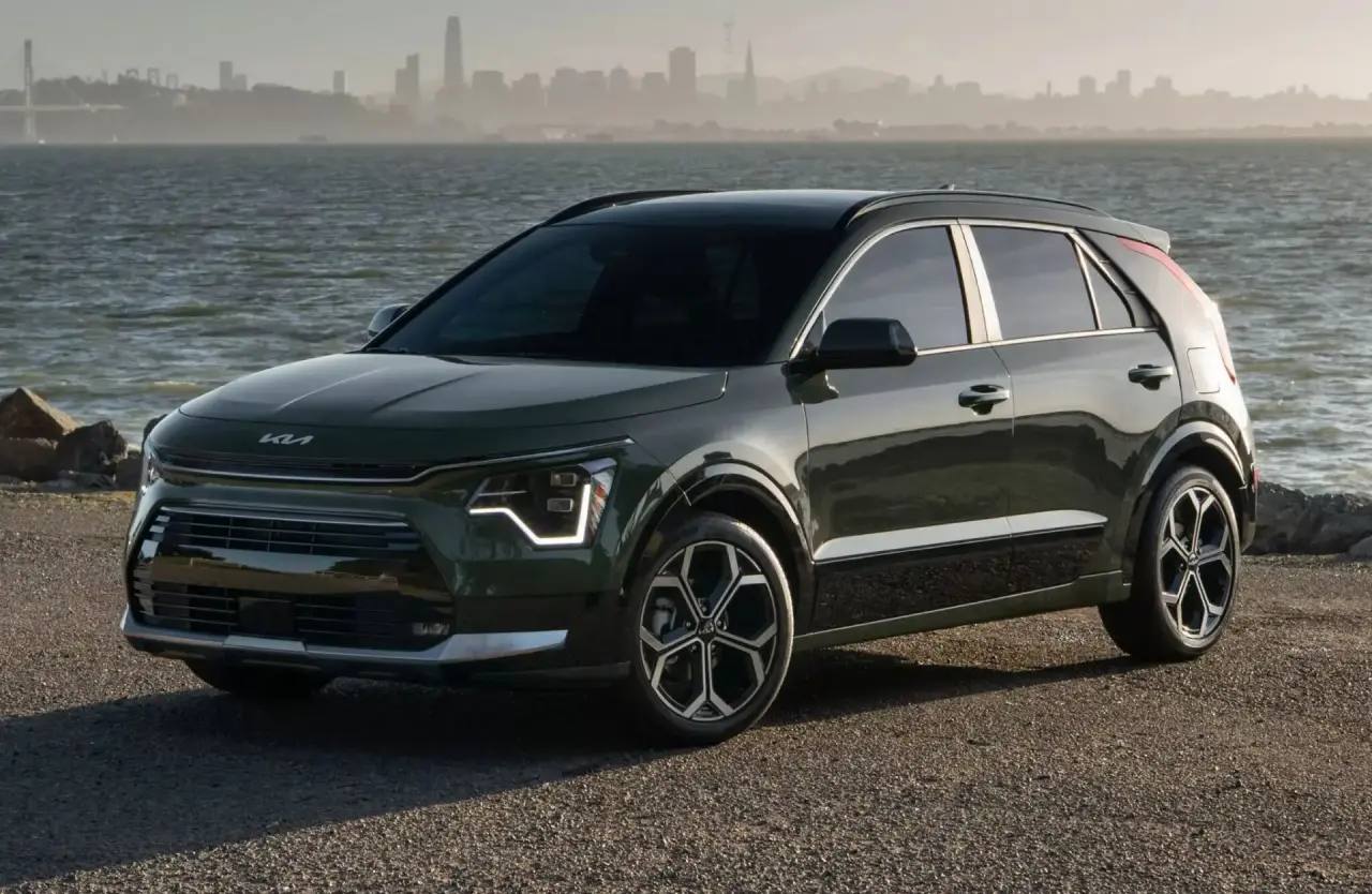 Друзья , Kia провела рестайлинг компактного гибридного хетчбэка Kia Niro.