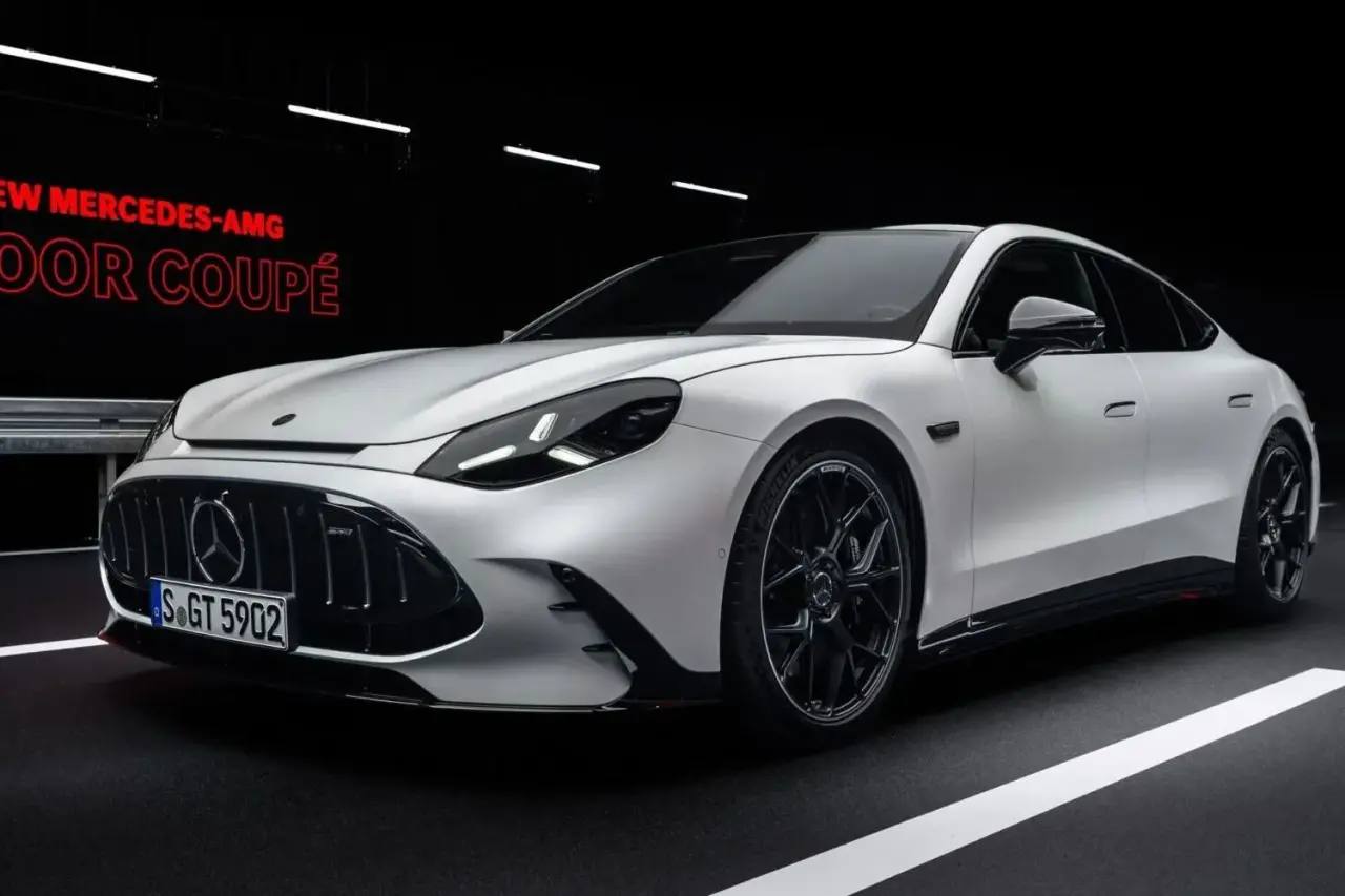 Друзья, компания Mercedes-AMG GmbH 20 мая провела мировую премьеру спорткара AMG GT 4-Door Coupe. В отличие от модели уходящей генерации X290, которая...