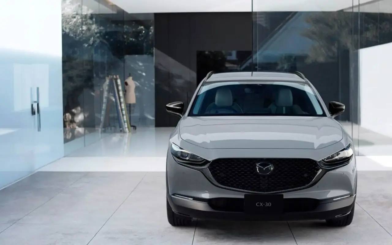 Друзья, Mazda Motor выводит на внутренний рынок Японии обновленные версии моделей Mazda3 и CX-30.
