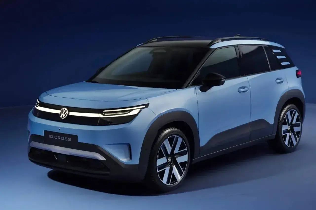Друзья, Volkswagen 15 июля представил серийную версию субкомпактного электрического кроссовера ID.Cross — экстерьером он за вычетом ряда упрощений пов...