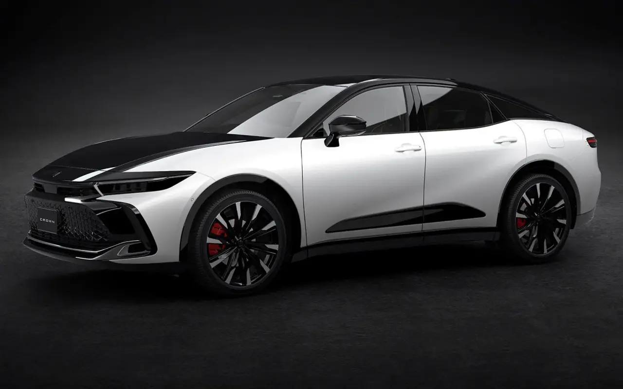 Друзья, Toyota Motor распространила первые фотографии обновленной версии кроссовера Crown Crossover. Полноценная премьера модернизированной модели сос...