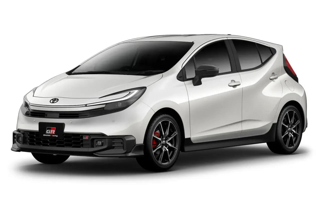 Друзья, Toyota Motor провела легкое обновление популярного в Японии городского хэтчбека Aqua.