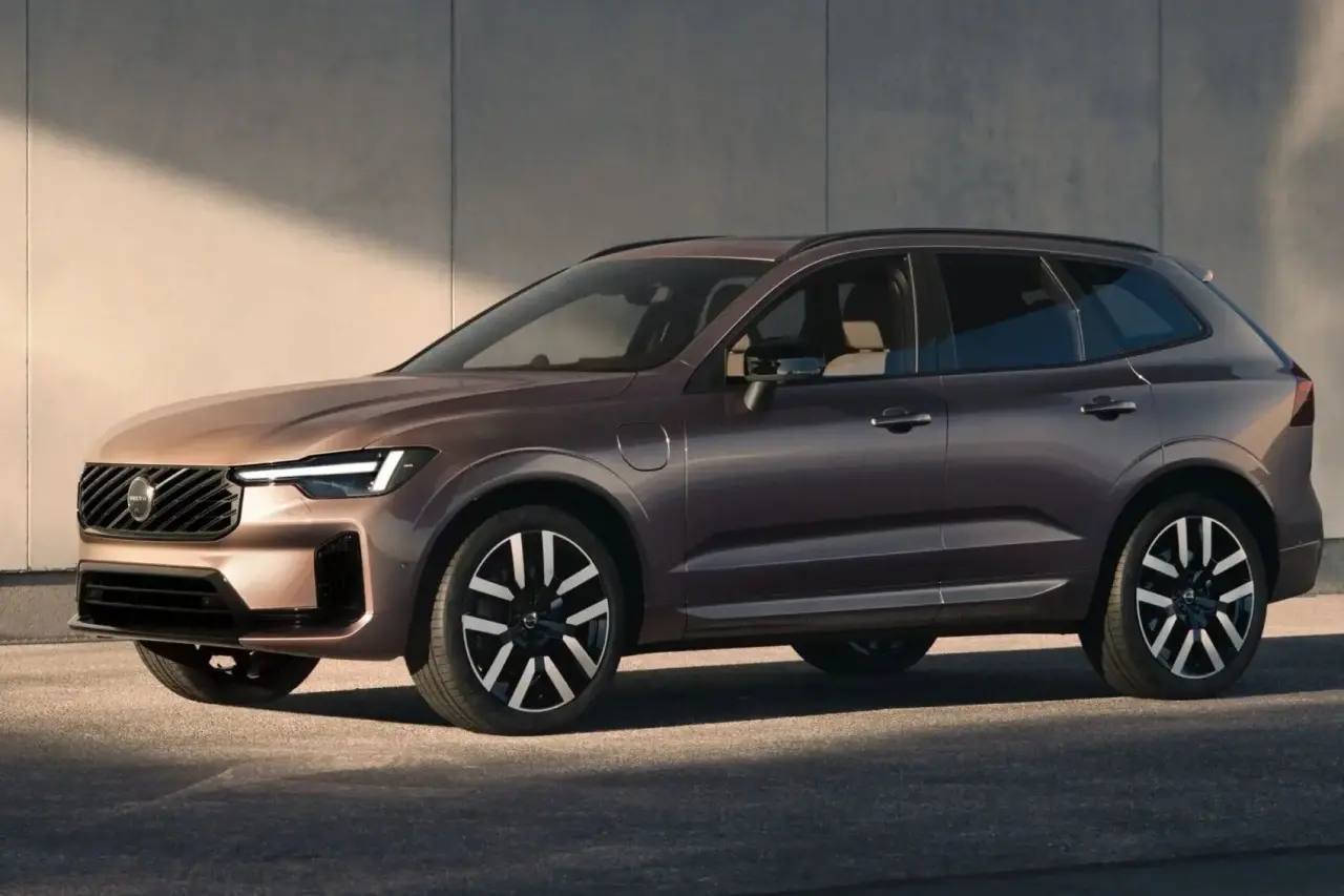 Друзья, Volvo Cars к новому модельному году обновила кроссовер XC60. Модели провели небольшой рестайлинг, а модификации с гибридной трансмиссией с под...