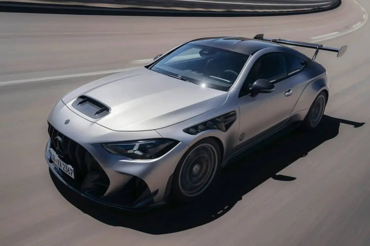 Друзья, Mercedes-AMG 11 сентября представил дорожное спорткупе CLE 646 Spezialanfertigung. Это чисто имиджевый проект, будет собрано лишь тридцать экз...